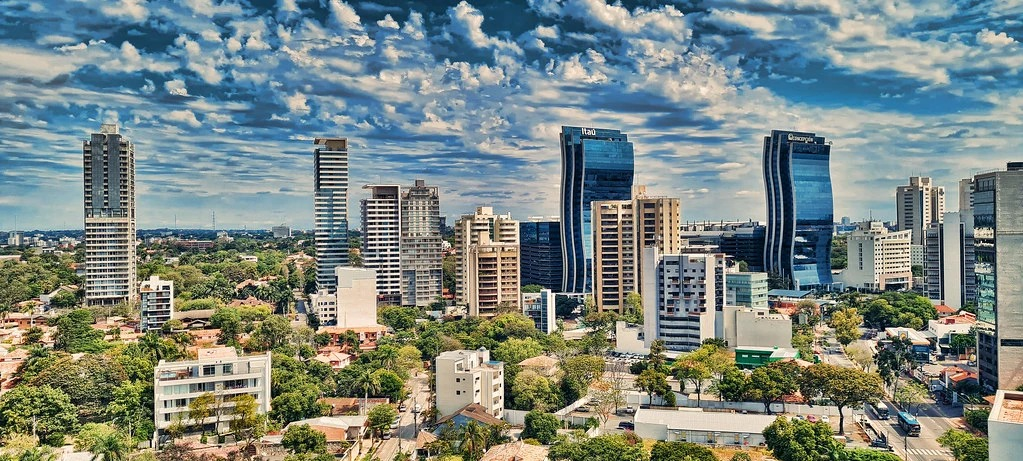 Panorama des immeubles modernes et des espaces verts d’Asunción au Paraguay