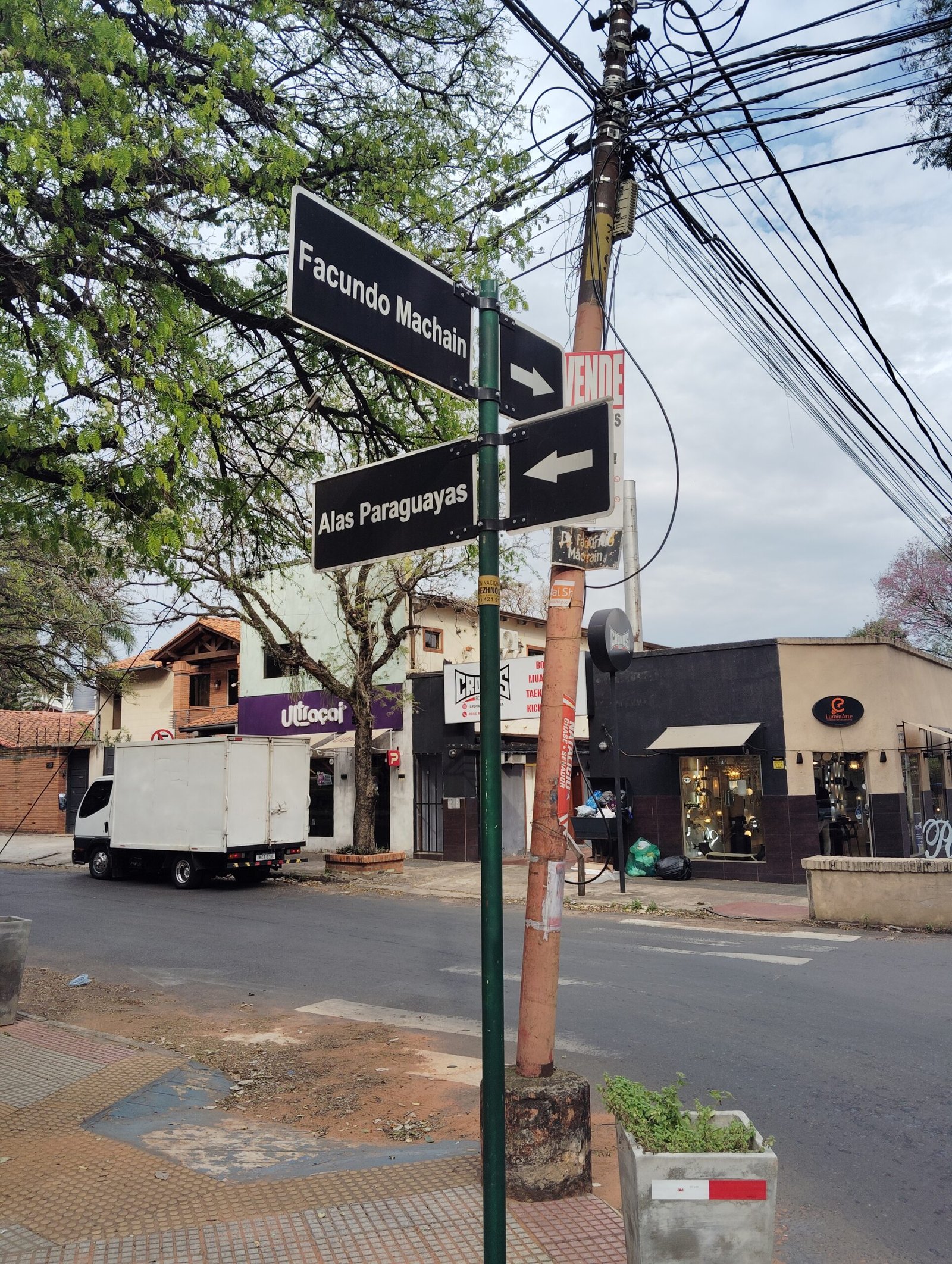 Rue Facundo Machaín, près de la plaza Pedro Juan Caballero à Asunción.