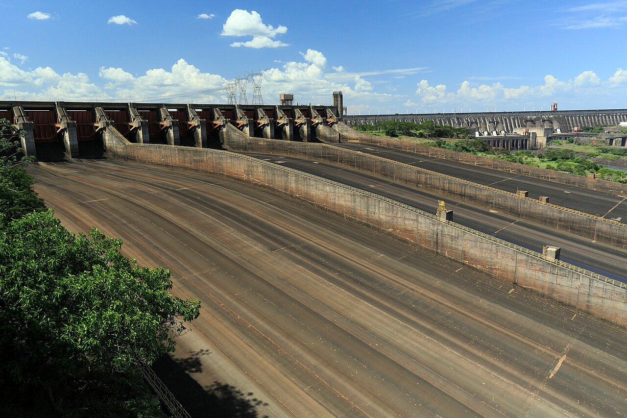Barrage et déversoir de la centrale hydroélectrique d’Itaipú