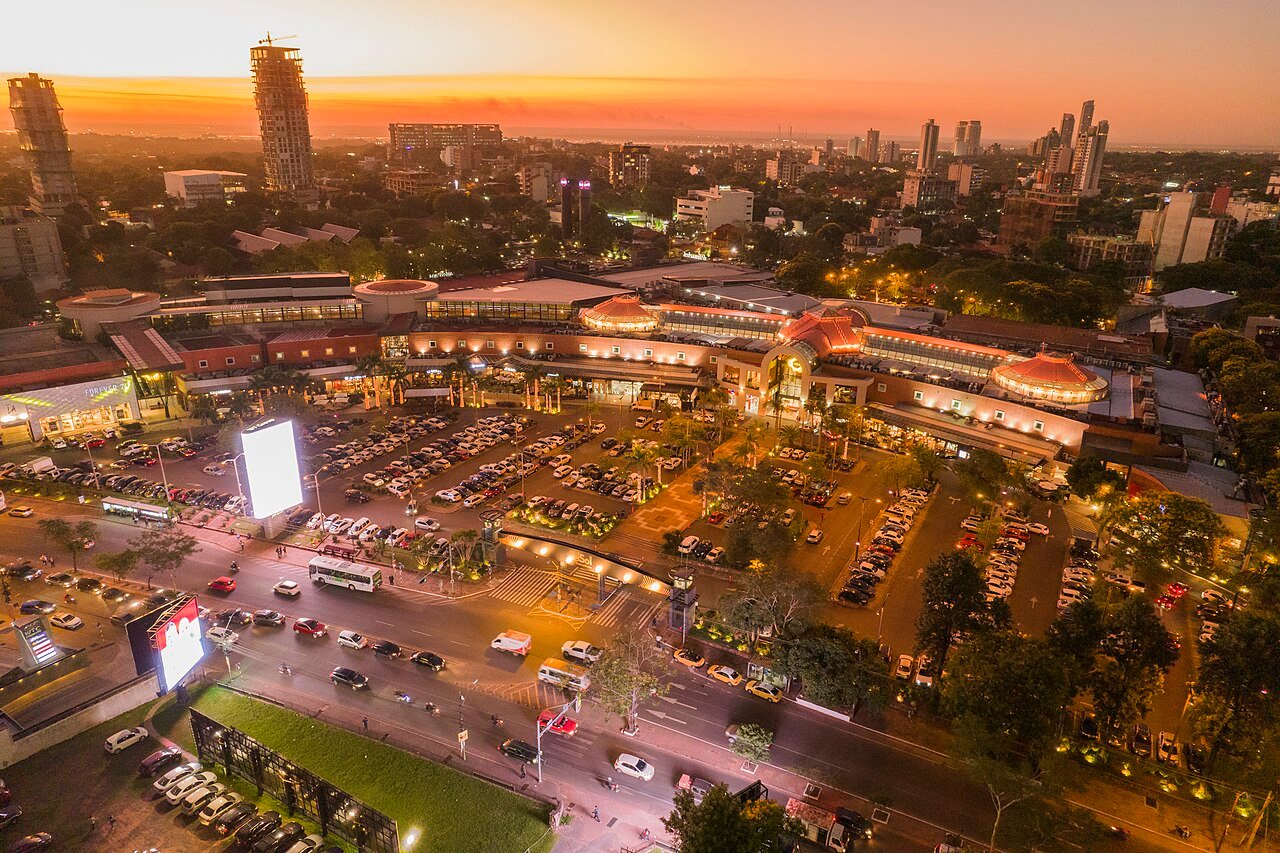 Vue aérienne du Shopping del Sol et du secteur commercial d’Asunción