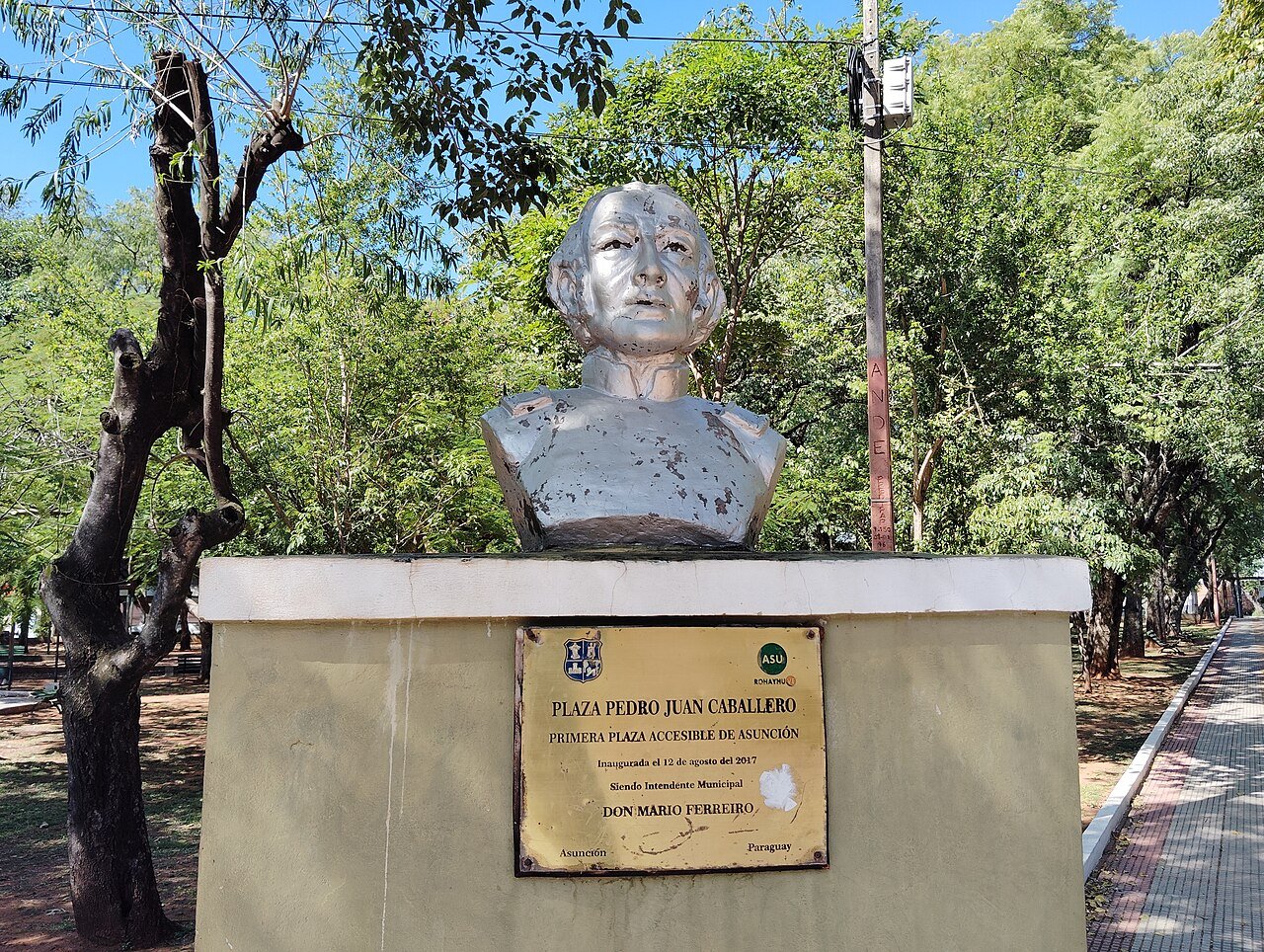 Plaza Pedro Juan Caballero dans le quartier Los Laureles à Asunción