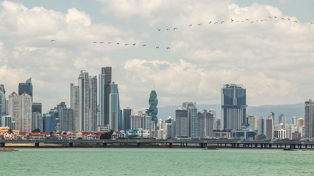 Panorama des tours de Panama City au bord de la baie