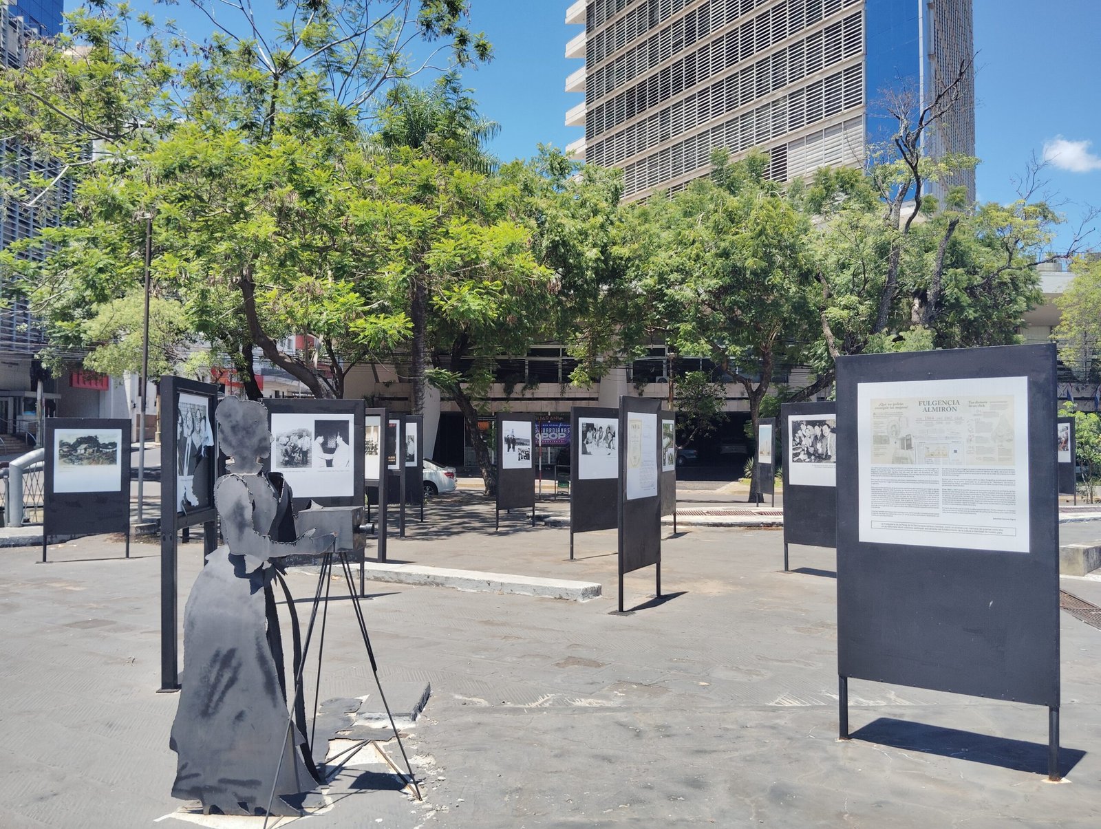 Monument à Fulgencia Almirón, plaza de la Democracia à Asunción.