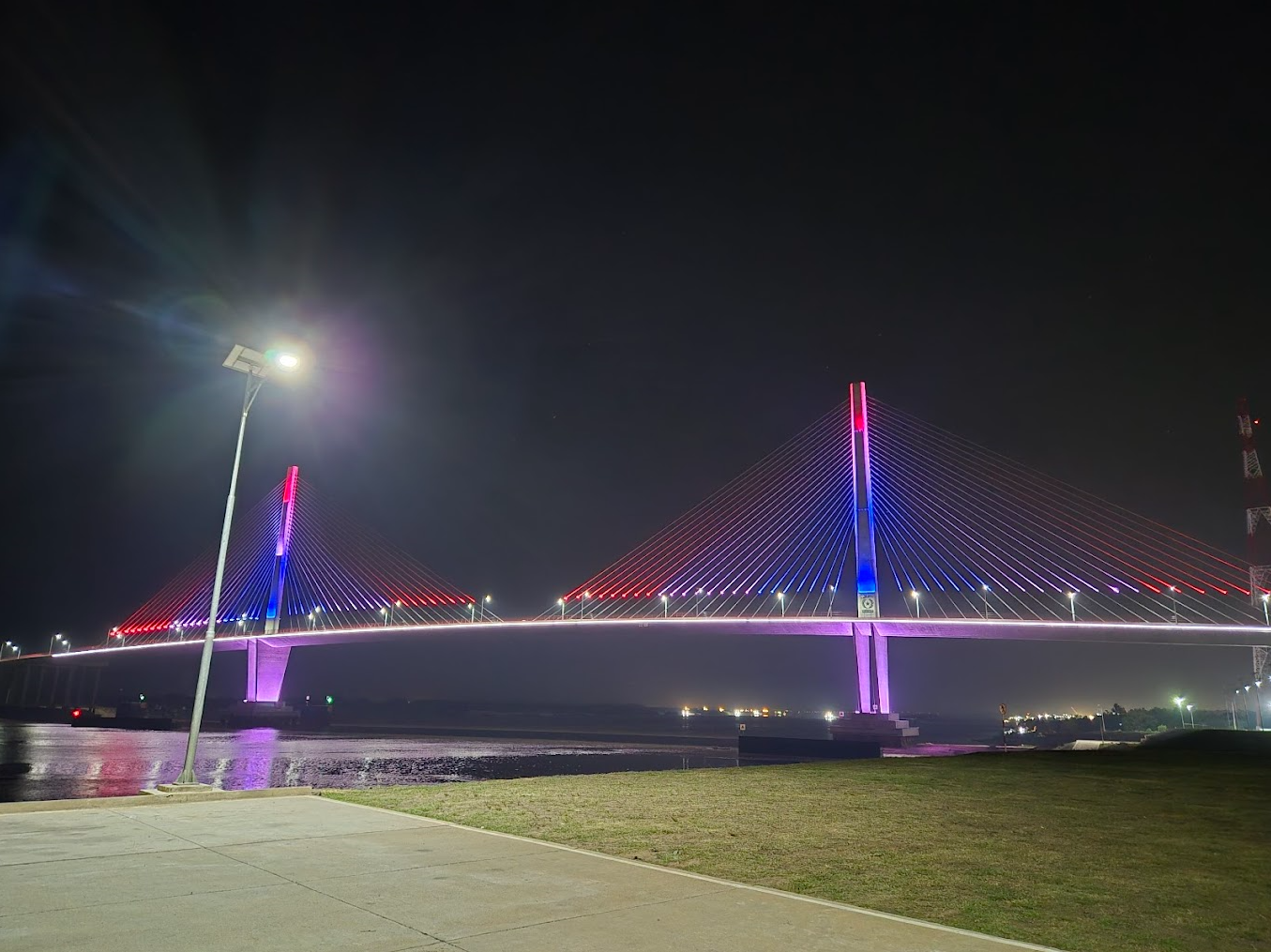 Pont Héroes del Chaco illuminé à Asunción