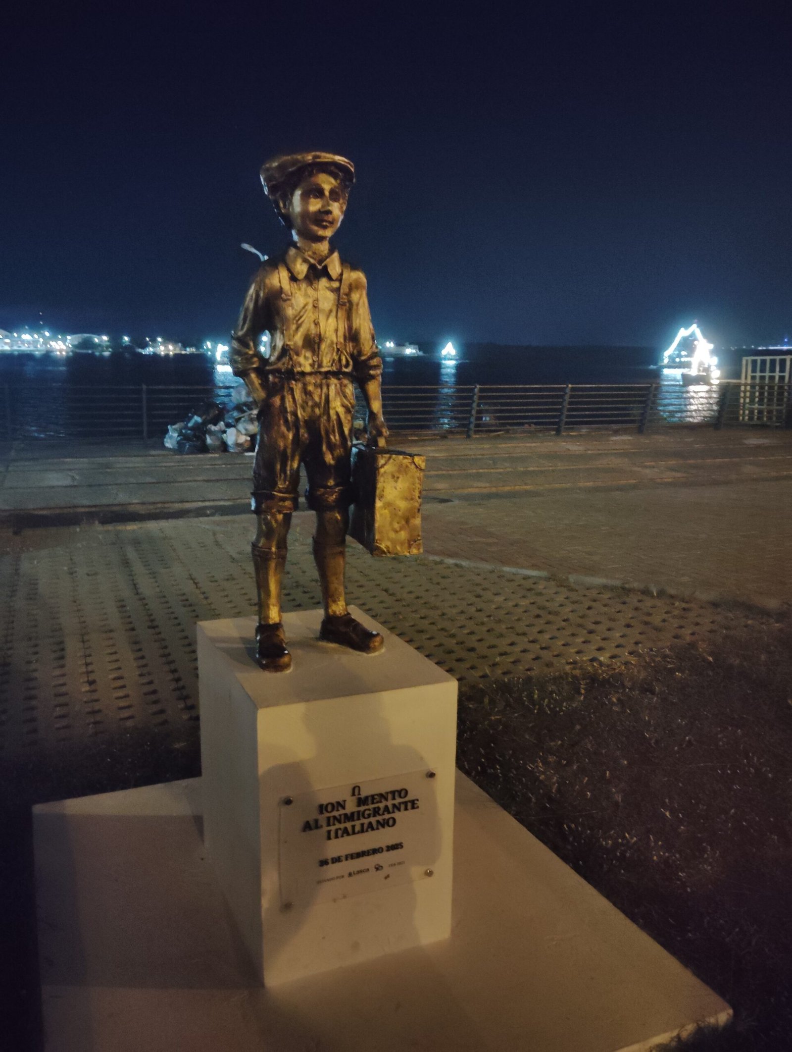 Monument à l’immigrant dans le secteur du port d’Asunción.